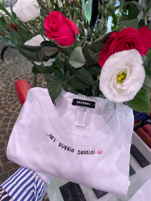 T-shirt ricamata “nel dubbio sorridi”