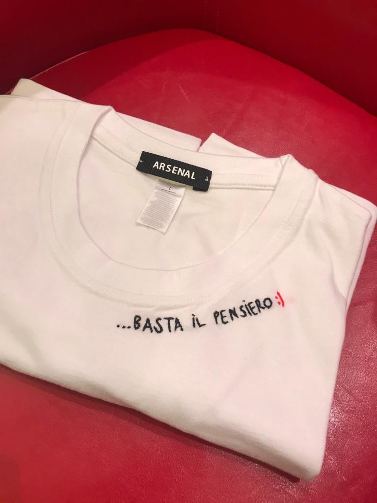 T-shirt ricamata “basta il pensiero “