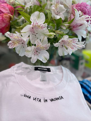 T-shirt ricamo “una vita in vacanza”