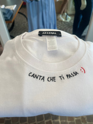 T-shirt ricamo “canta che ti passa”